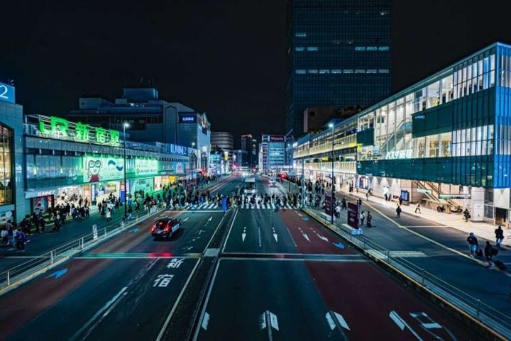 夜の大都会に取り残されて（画像はイメージ）
