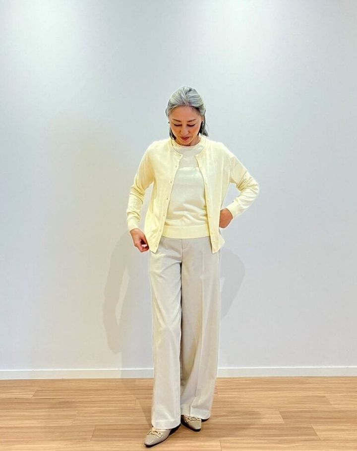 感動ワイドパンツ￥3,990、UVカットクルーネックカーディガン￥2,990、UVカットクルーネックセーター半袖￥1,990／ユニクロ