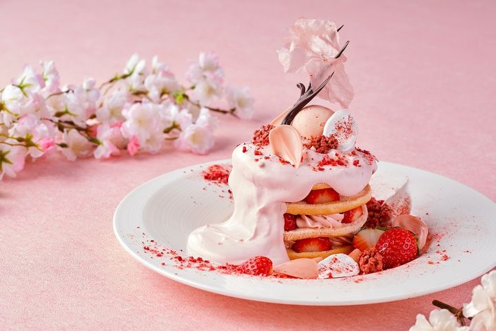 「いちご＆桜 ミルフィーユパンケーキ」3300円、ドリンクセット 4180円（サービス料別）