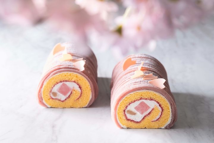 「桜ロールケーキ」1本 3024円、ピース 788円