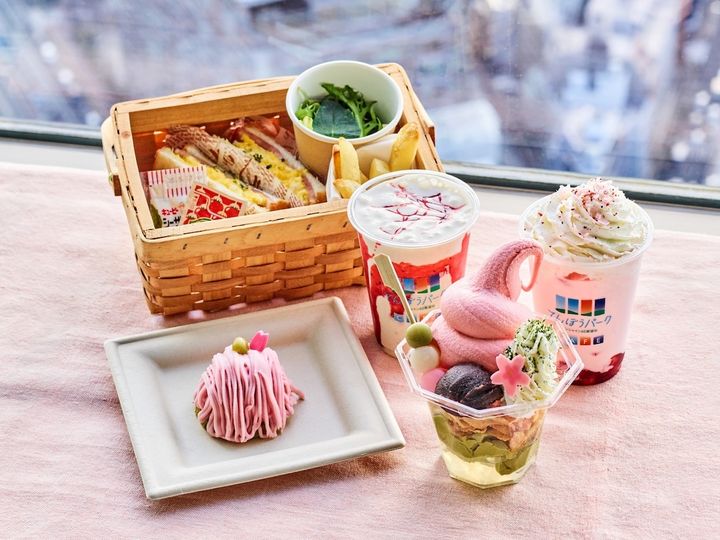 手前左から時計回りに「さくらモンブラン」600円、「ベーコンエッグサンド 」950円、「いちごバナナスムージー」800円、「てんくういちごオーレ」600円、「花より団子パフェ」950円