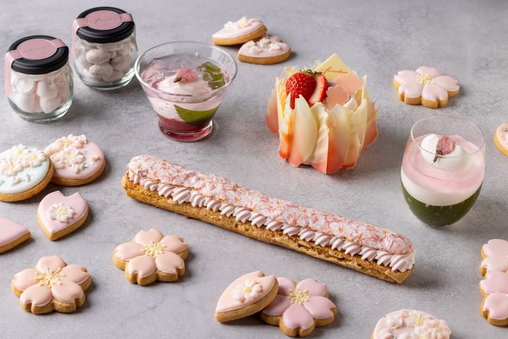 中央「桜ロングエクレア」2000円、手前から時計回りに「桜アイシングクッキー（4枚入り）」2000円、「桜スイーツジャー2種セット」1500円、「桜フロマージュブラン」900円、「グランド プレミアム ショートケーキ 桜」2200円、「桜のブランマンジェ」900円