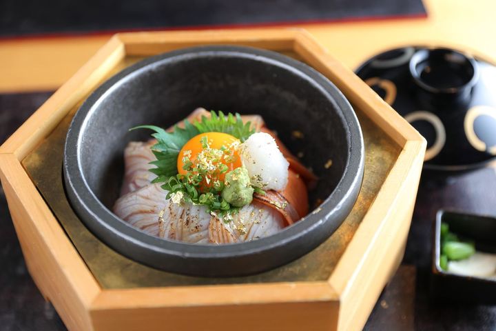 「海鮮炙り石焼丼」2800円