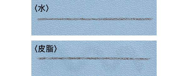 水を含ませた綿棒では変化がないけれど、皮脂がつくと薄くなる