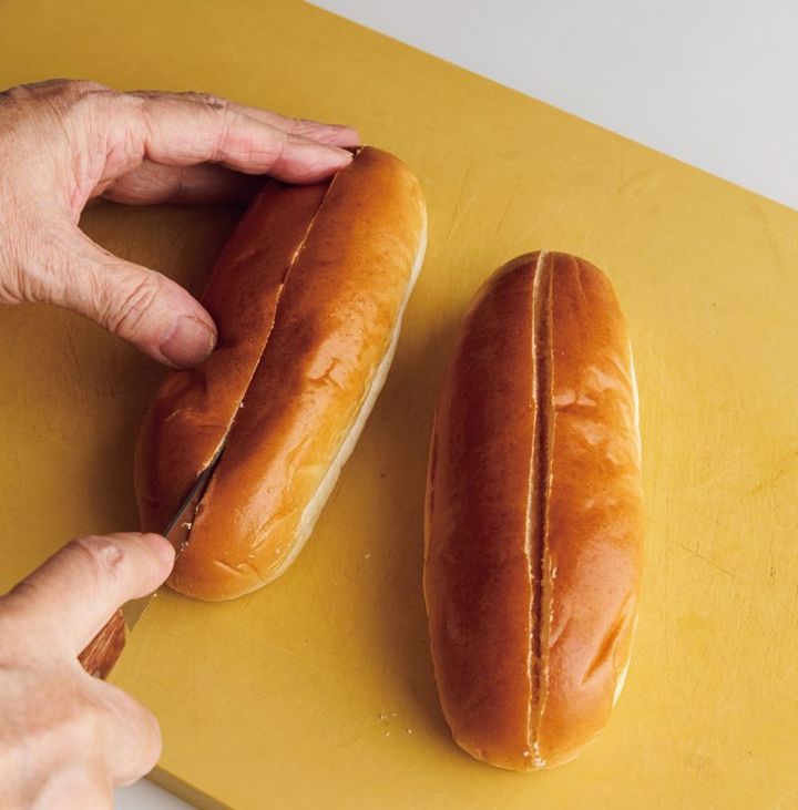 パンの上面に切り目を入れてバターを塗る