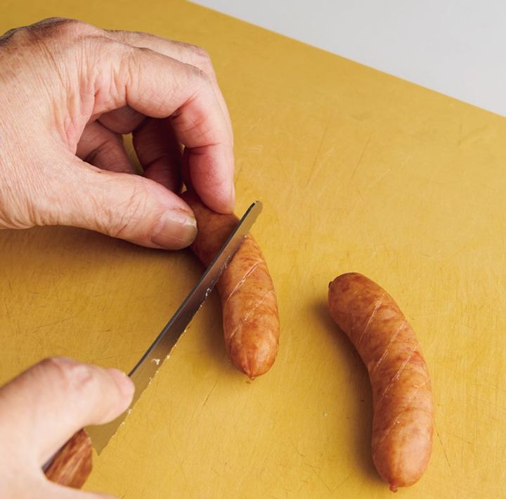 ソーセージに斜めの切り目を数本ずつ入れる