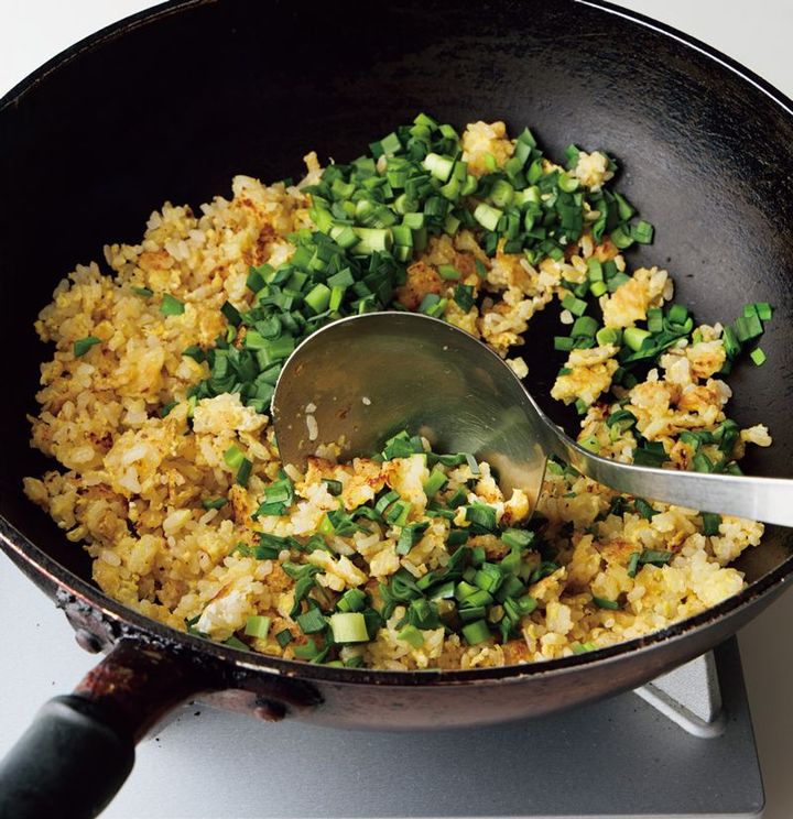 にらを加えて混ぜながらさっといためる