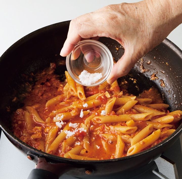 塩を加えて調味する