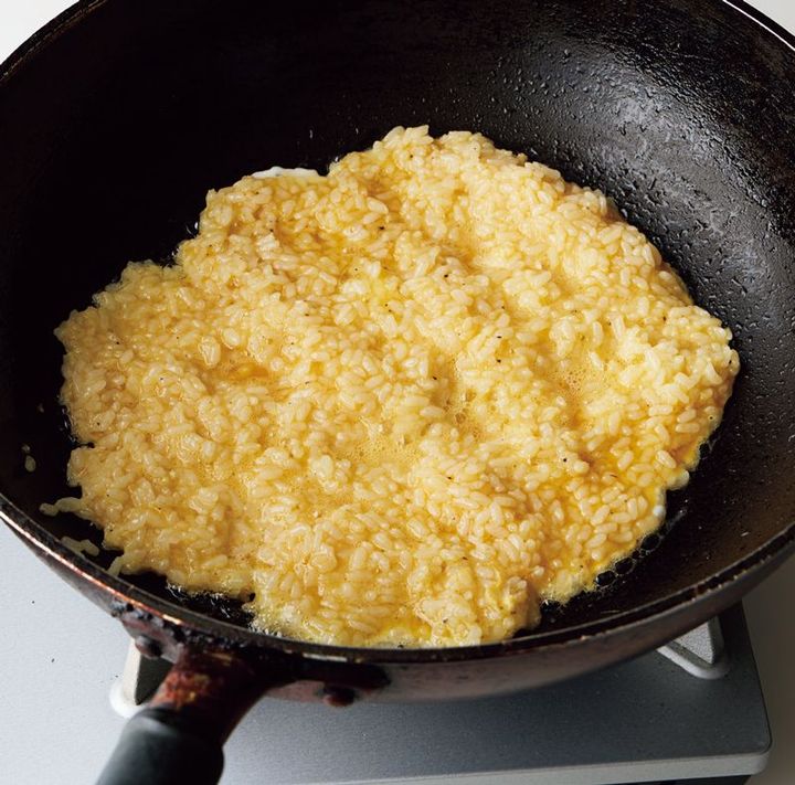 油を中火で熱してポリ袋の底を切って中身を入れ、パラパラになるまで混ぜながらいためる