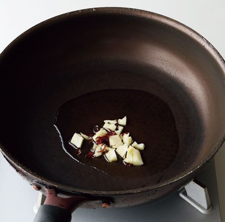 深めのフライパンにオリーブ油、にんにく、赤とうがらしを入れて弱火にかけ、香りを出す