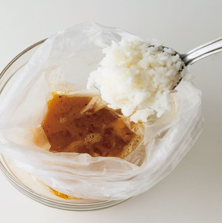 ポリ袋に卵、調味料を入れ、もみもみしほぐして混ぜてからごはんを加え、さらにもみもみする