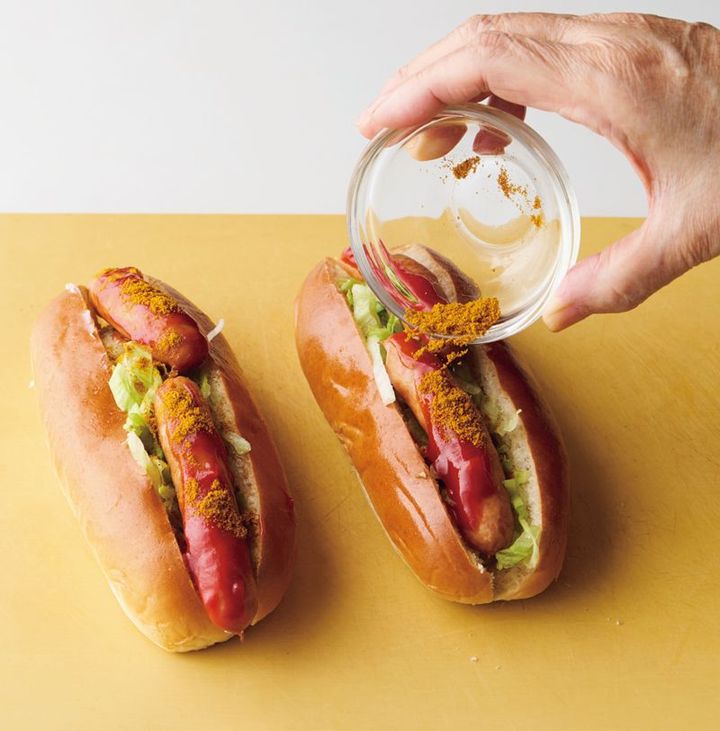 パンにレタス、ソーセージをはさみ、トマトケチャップをかけ、カレー粉をふってオーブントースターやグリルで香ばしく焼く