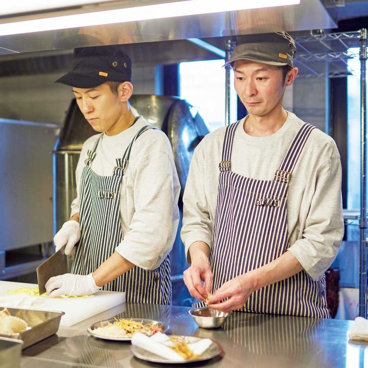 〈新楽記〉のシェフ阿部司さん（右）、清瀬広晃さん