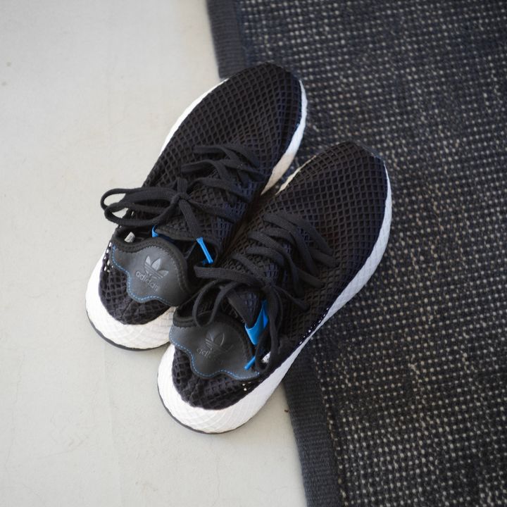 〈adidas〉のスニーカー