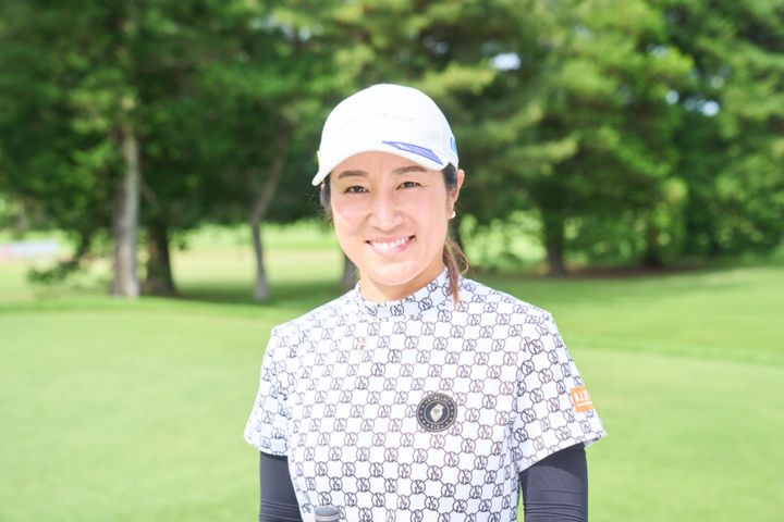ドライバーを真っすぐ飛ばすコツは？「両手を離して握る」女子プロがレッスン