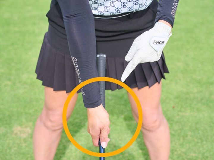 ドライバーを真っすぐ飛ばすコツは？「両手を離して握る」女子プロがレッスン