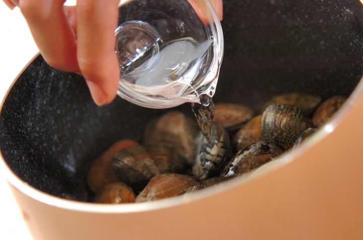 うまみたっぷり！バター香るあさりの酒蒸し by 崎野 晴子さんの作り方1