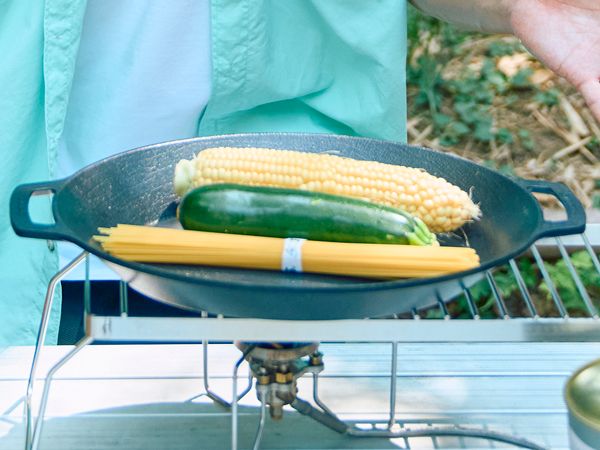 キャンプ飯が簡単&楽に調理可能！人気の鉄板マルチグリドルを実際に検証してみた