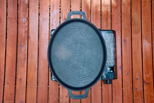 キャンプ飯が簡単&楽に調理可能！人気の鉄板マルチグリドルを実際に検証してみた