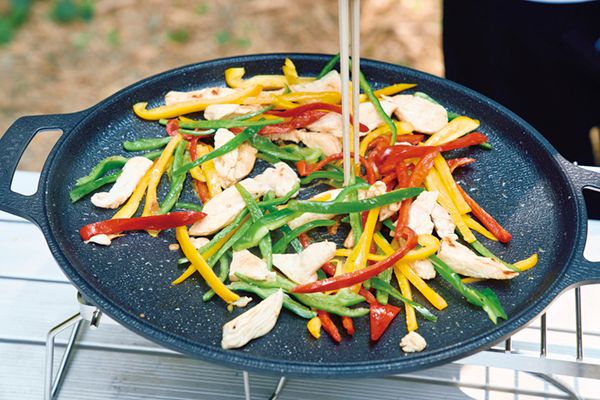 キャンプ飯が簡単&楽に調理可能！人気の鉄板マルチグリドルを実際に検証してみた