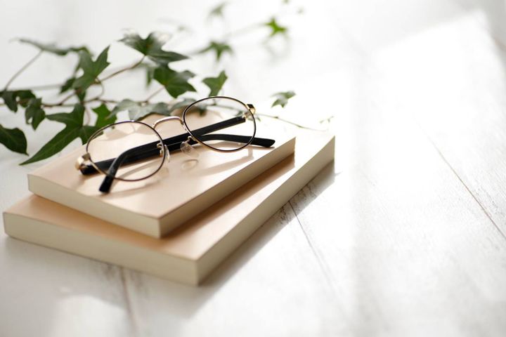 机の上のメガネ、本