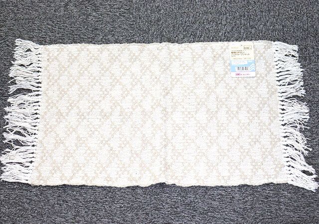 ダイソー リサイクル糸を使用した環境にやさしいハンドウーブンマット（ダイヤ） 商品タグ