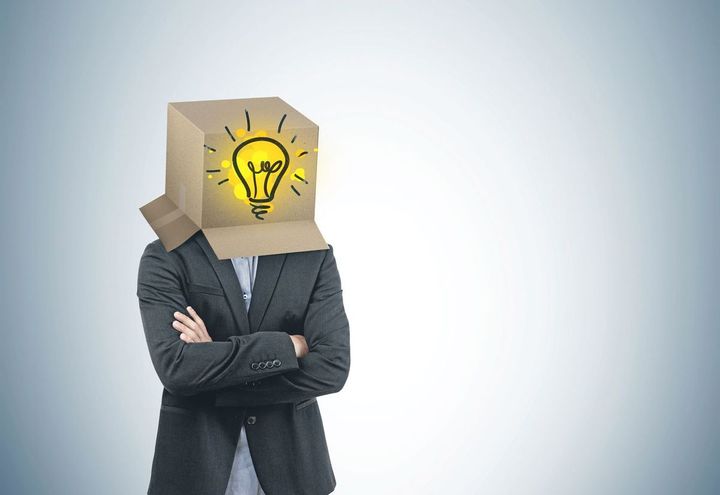 アイデアボックスを頭に被ったビジネスマン