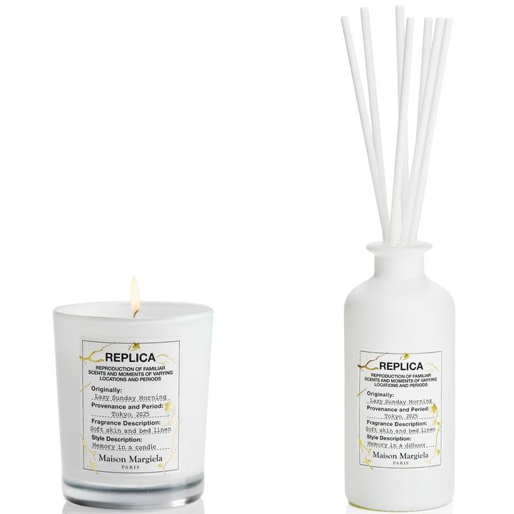 〈左〉レプリカ キャンドル レイジーサンデー モーニング（ブルーミング ゴールド ラベル） 〈右〉レプリカ ディフューザー レイジーサンデー モーニング（ブルーミング ゴールド ラベル（ともに3月13日から限定ラベルに変更可能） ※なくなり次第終了