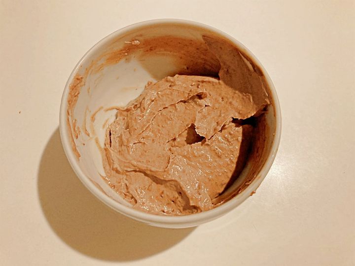 ヨーグルトとチョコを混ぜ合わせた様子