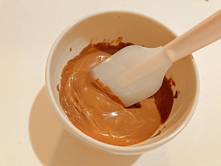 溶かしたチョコレートをよく混ぜる
