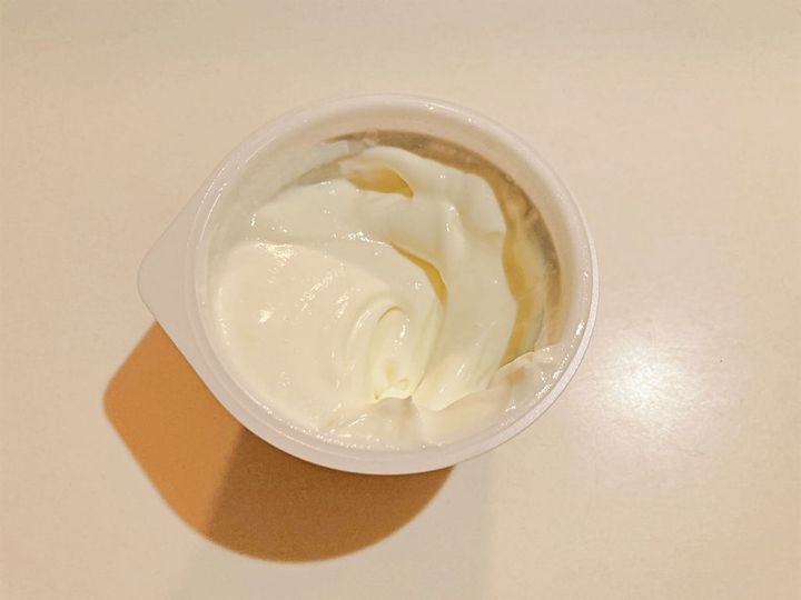 ヨーグルトをよく混ぜる