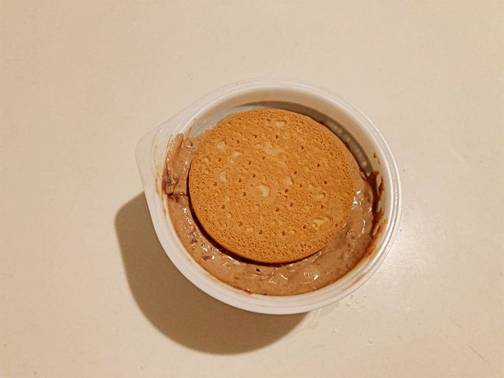 カップに生地を入れてビスケットをのせる