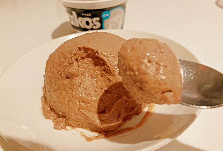 スプーンですくった生チョコケーキ