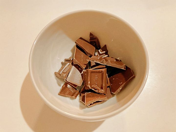 耐熱容器にチョコレートを割りいれる