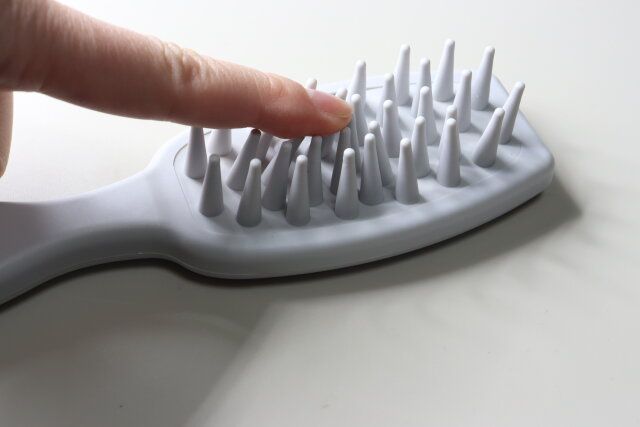 シャンプーブラシ（柄付） 凹む