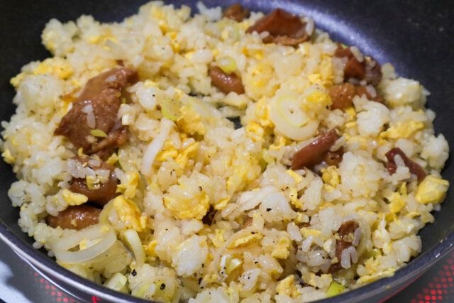 パラパラに炒めたら、焼き鳥缶、長ねぎを加えて炒め、塩、こしょうで味をととのえる。