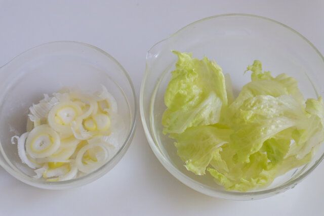 長ねぎは小口切りにする。レタスは一口大にちぎる。