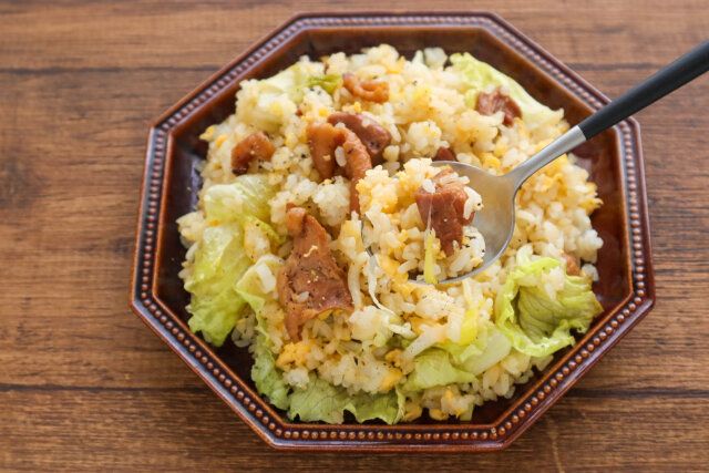 焼き鳥缶チャーハンをスプーンで掬う