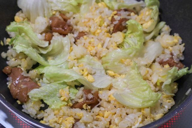 レタスを加えてさっと炒め合わせる。