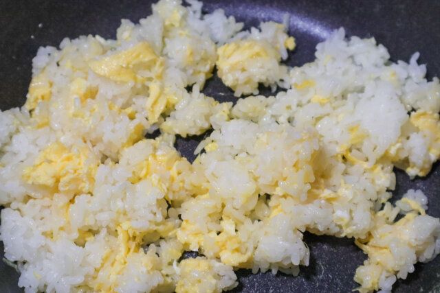 卵をさっとひと混ぜしたらすぐにごはんを加えて炒める。