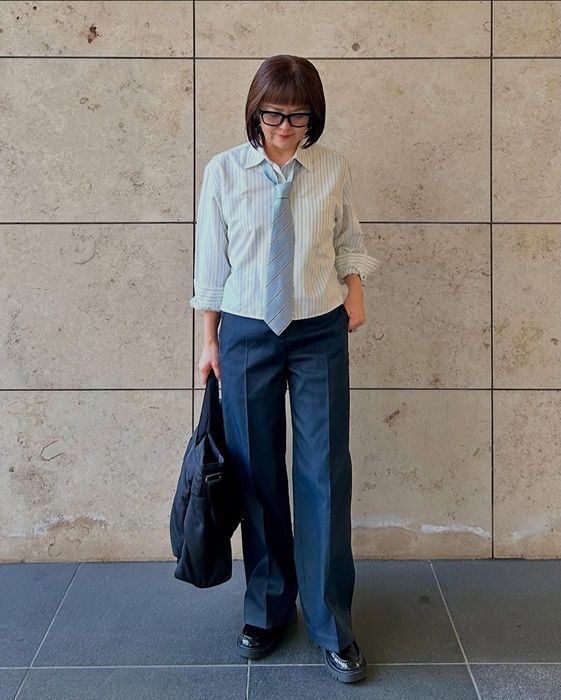 UNIQLO：Cのブラックの「2WAYユーティリティバッグ」×テックチノストレートパンツ