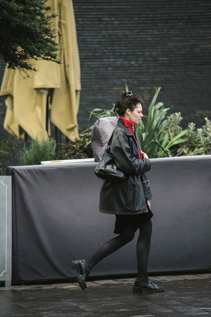 赤いニットの入れ方がすごい！オールブラック×絶妙な差し色のコーデ