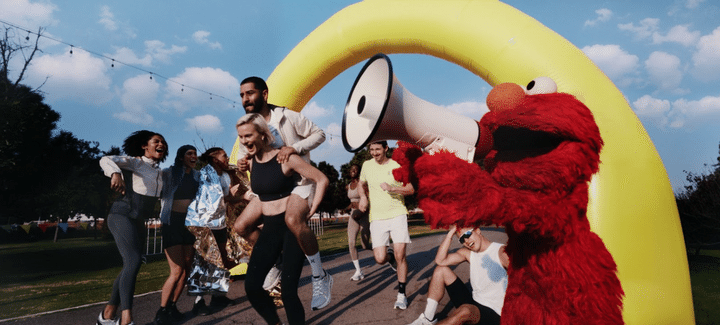 スイスのスポーツブランド《オン》がエルモと届ける、“ソフト”で新しいランニングって？