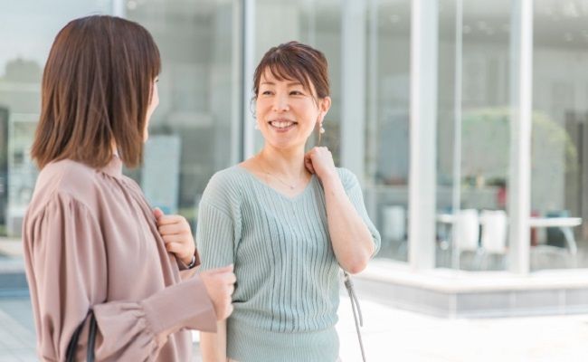談笑をする2人の女性