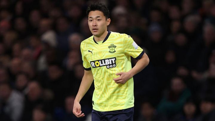 日本代表DF菅原由勢、絶不調のチームで批判の的に...「彼は忘れ去られる」