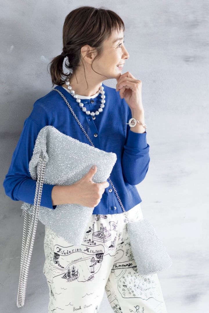 ショルダーバッグ¥51,700、A4サイズバッグ¥110,000／ともにアンテプリマ/ワイヤーバッグ（アンテプリマ カスタマーサポート）、カーディガン（5月発売）¥7,900、カットソー（5月発売）¥3,990／ともにアンフィーロ（オンワード樫山）、パンツ¥48,400／マニプリ、ネックレス¥17,600／ハリス（金万）、ブレスレット¥17,380／フル・オブ・グレイス（ズットホリック）