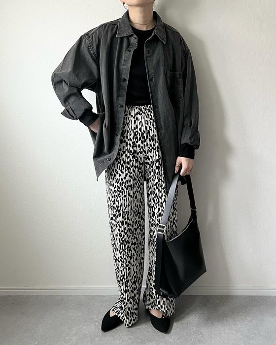 GUのグレーの「ウォッシュドシャツ(デニム)」×レオパード柄セミワイドプリーツパンツ