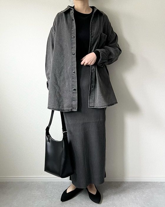 GUのグレーの「ウォッシュドシャツ(デニム)」×リブニットナロースカート