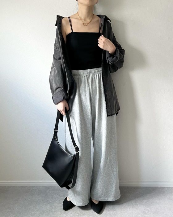 GUのグレーの「ウォッシュドシャツ(デニム)」×スウェットワイドパンツ