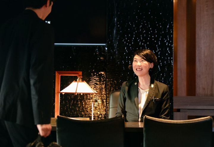 八芳園の入り口でゲストリレーション中の柳井さん